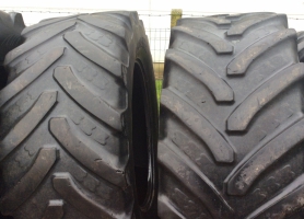 2x BKT 650/65R42